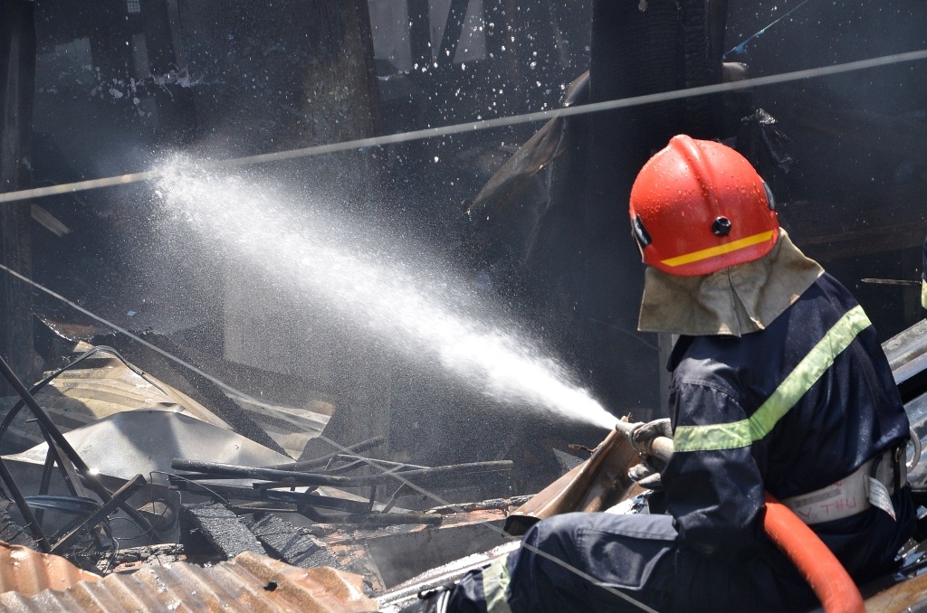 Lính cứu hỏa tiếp cận, phun nước vào đám cháy từ trên cao