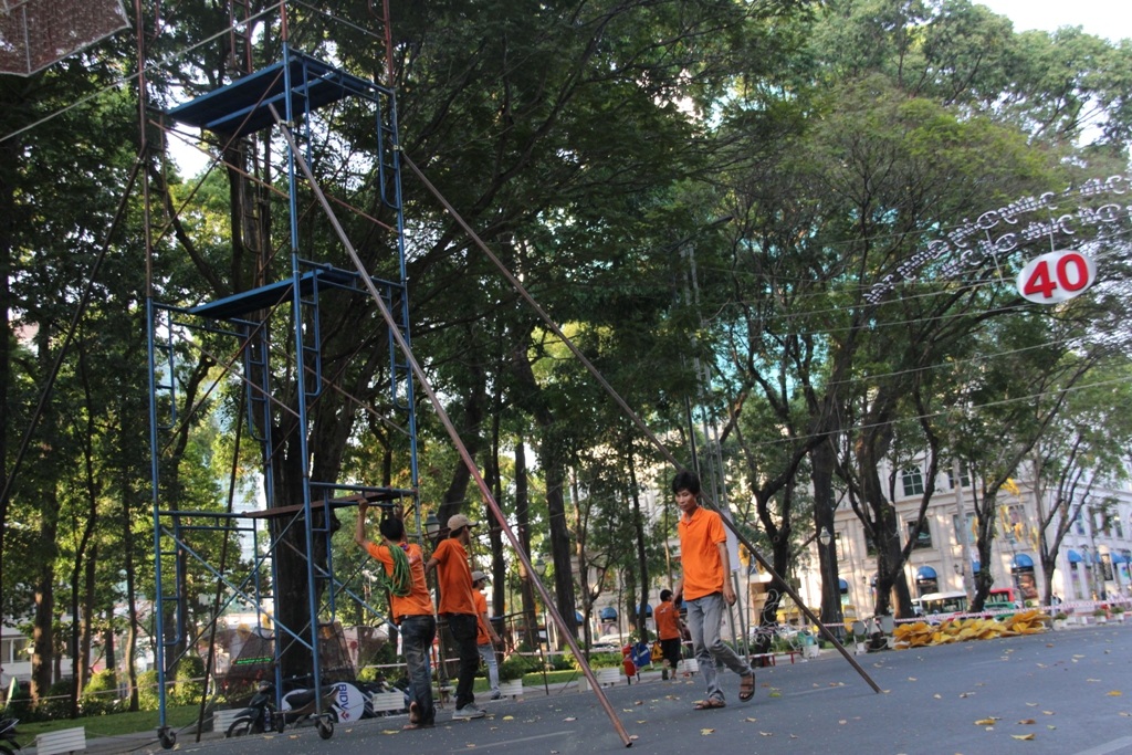 Các công nhân chuẩn bị dựng
lễ đài, khán đài.