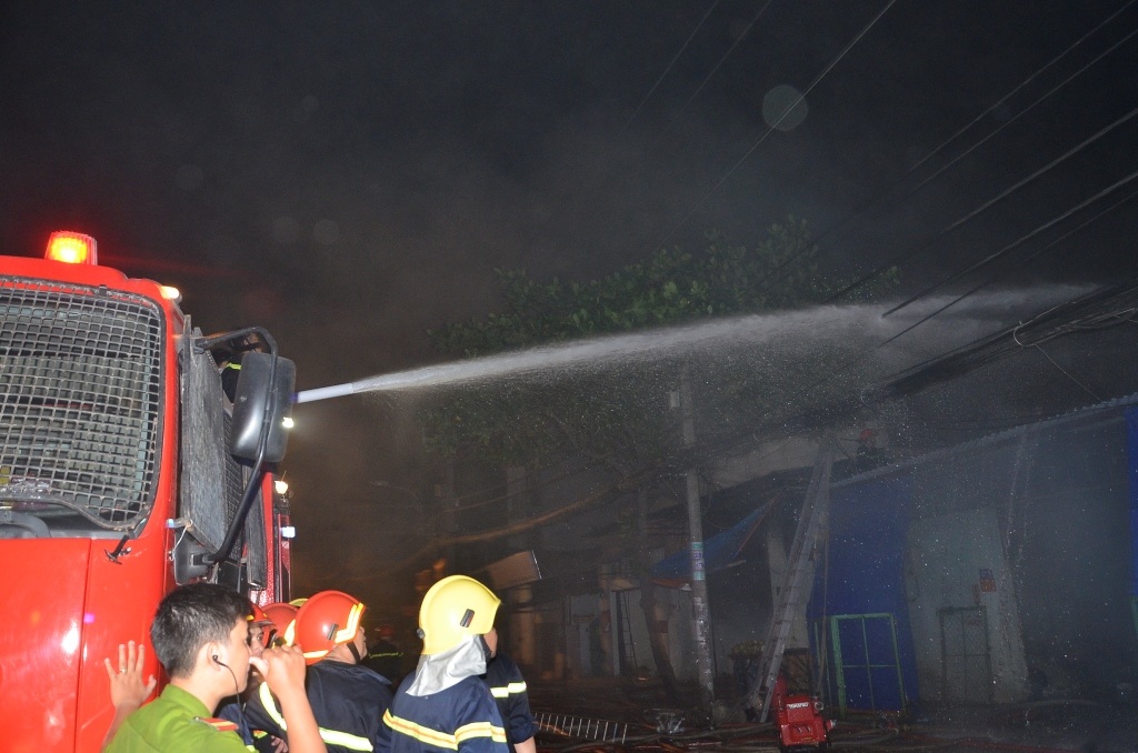 Liên tục phun nước vào bên trong