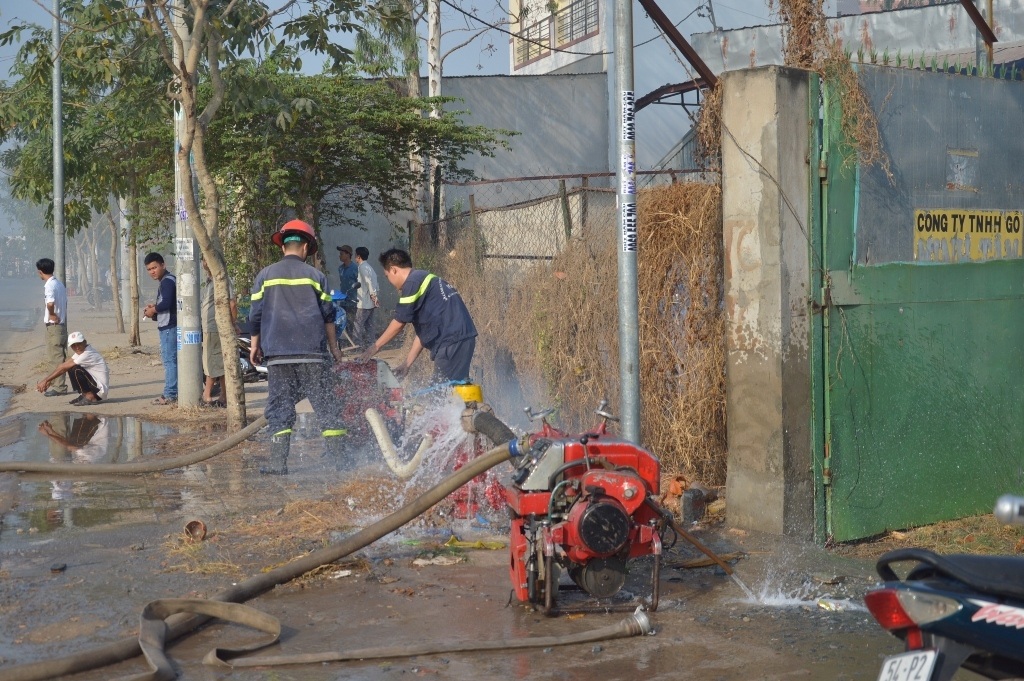 Bơm tiếp nước từ trụ nước cứu hỏa.