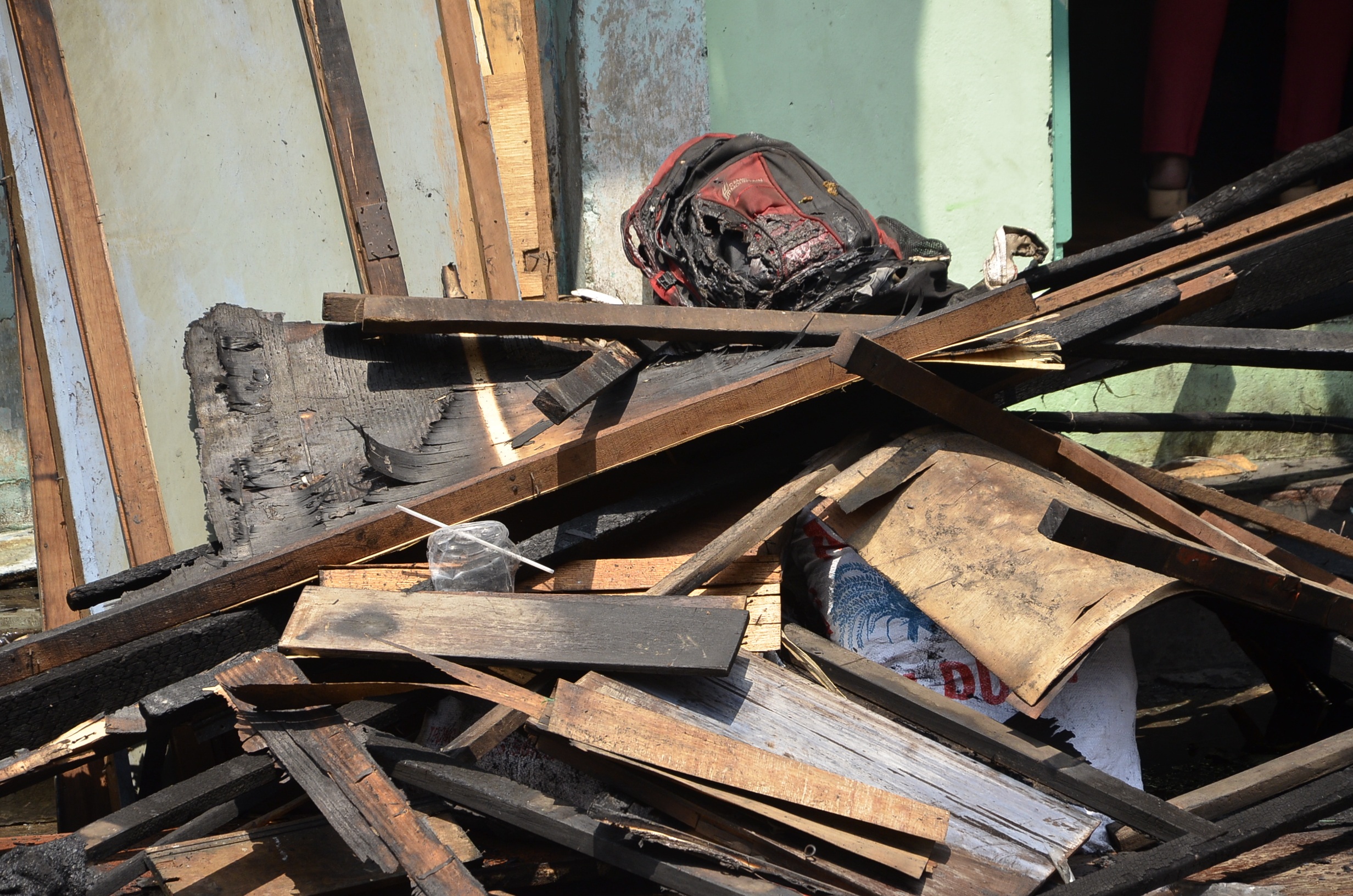 Một số đồ đạc trong nhà bị cháy được di chuyển ra ngoài