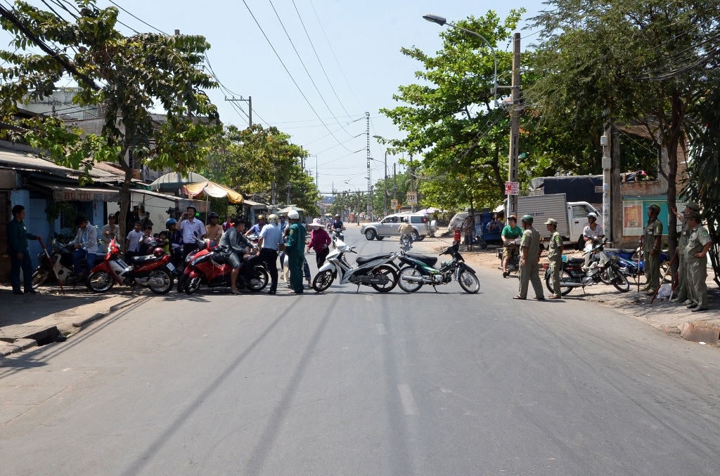 Tuyến đường Bình Tiên bị phong tỏa để lính cứu hỏa làm nhiệm vụ.