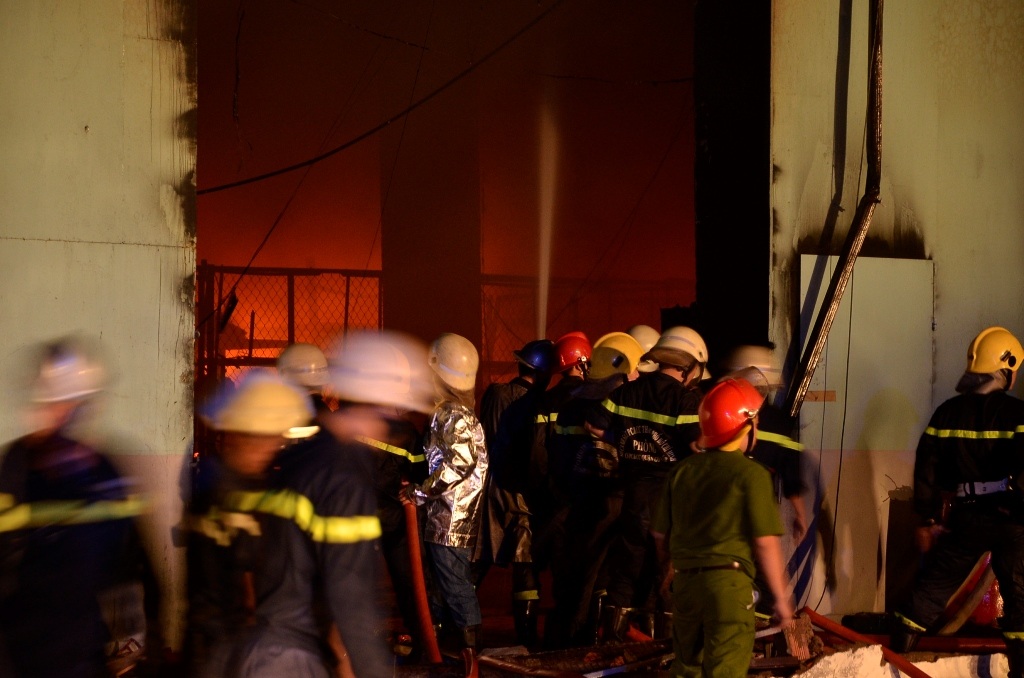 Lính cứu hỏa tiếp cận hiện trường