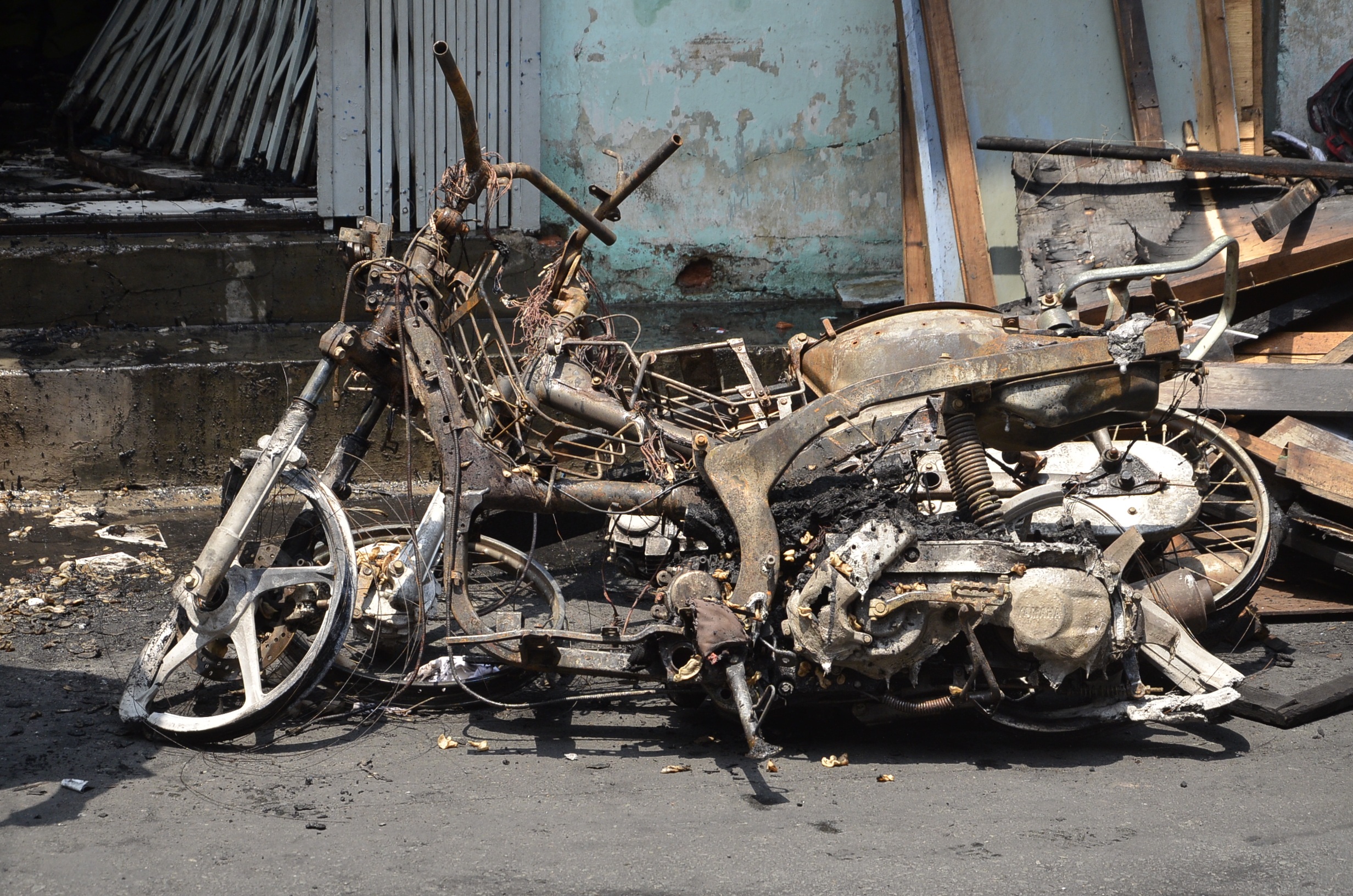 2 chiếc xe gắn máy bị cháy rụi