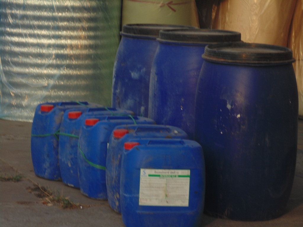 Các loại rác thải công nghiệp nguy hại như can, thùng, phuy được bày bán công khai. 