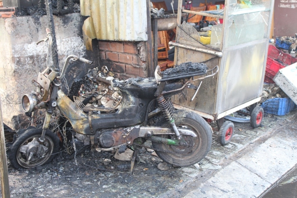Một chiếc xe máy bị cháy trơ khung