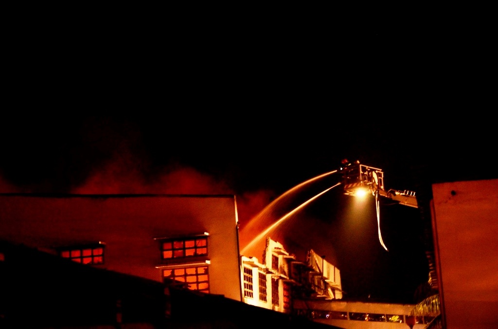 Xe cứu hỏa phun nước từ trên cao xuống