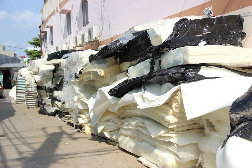 Một số nệm mút được di chuyển ra ngoài