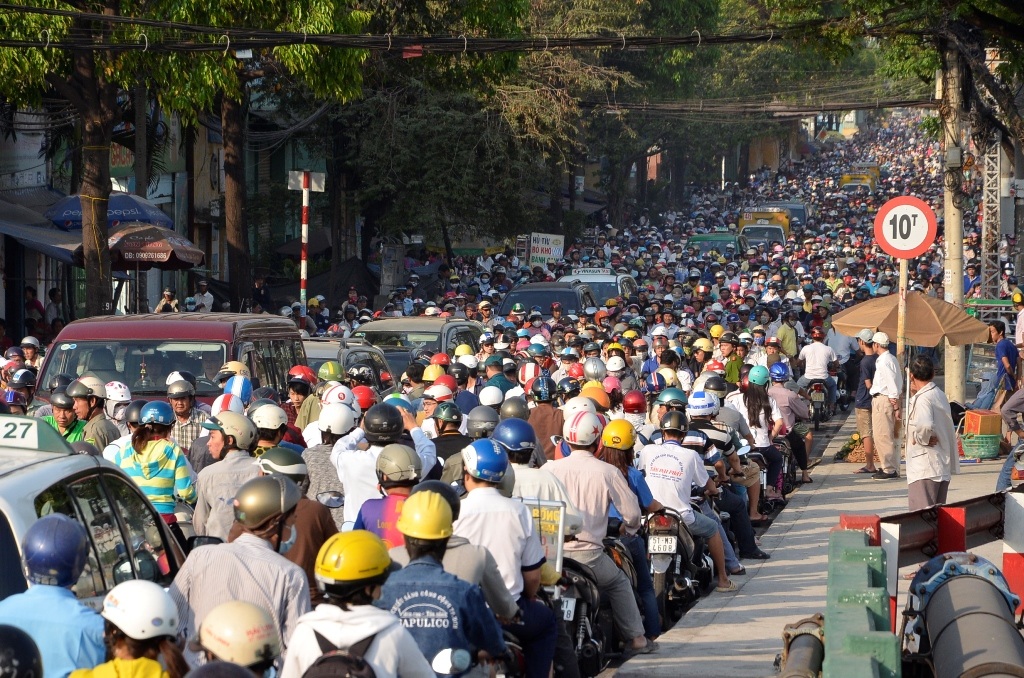 Hàng trăm xe gắn máy nối đuôi nhau trên đại lộ Võ Văn Kiệt.
