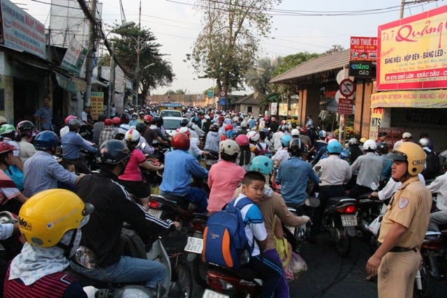 Giao thông trên tuyến đường Phan Văn Trị ùn tắc nghiêm trọng