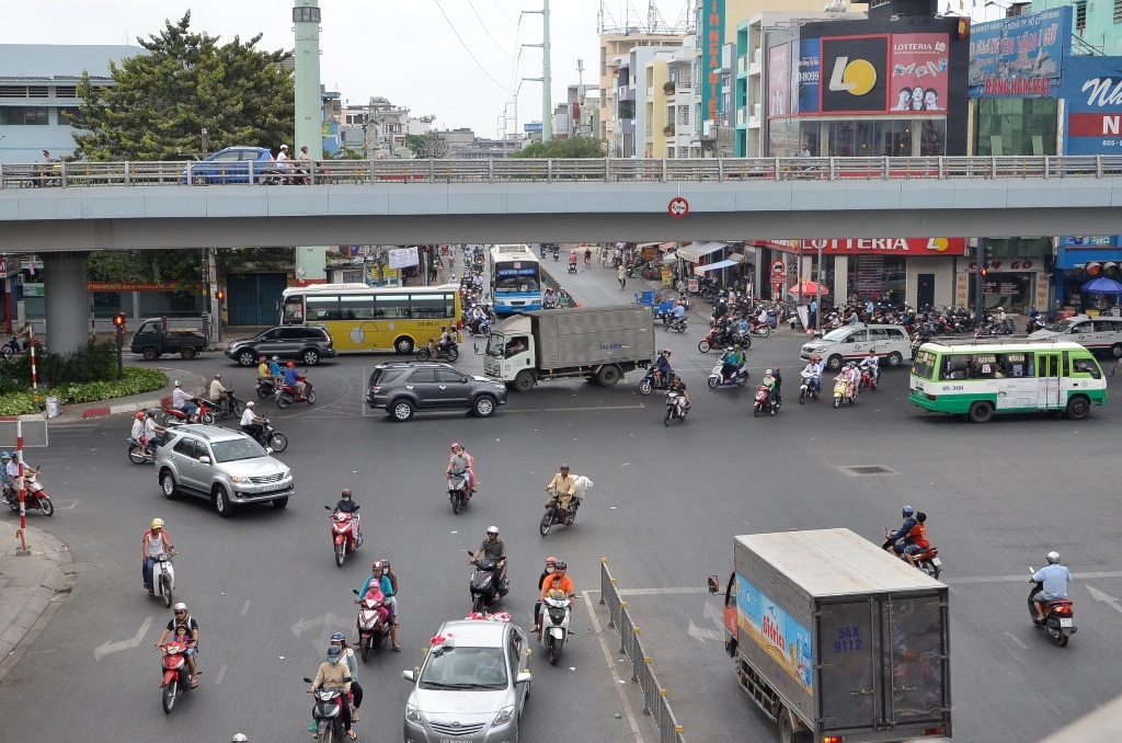 Nguyên nhân là xe ô tô vượt, chuyển hướng sai qui định, chạy quá tốc độ…