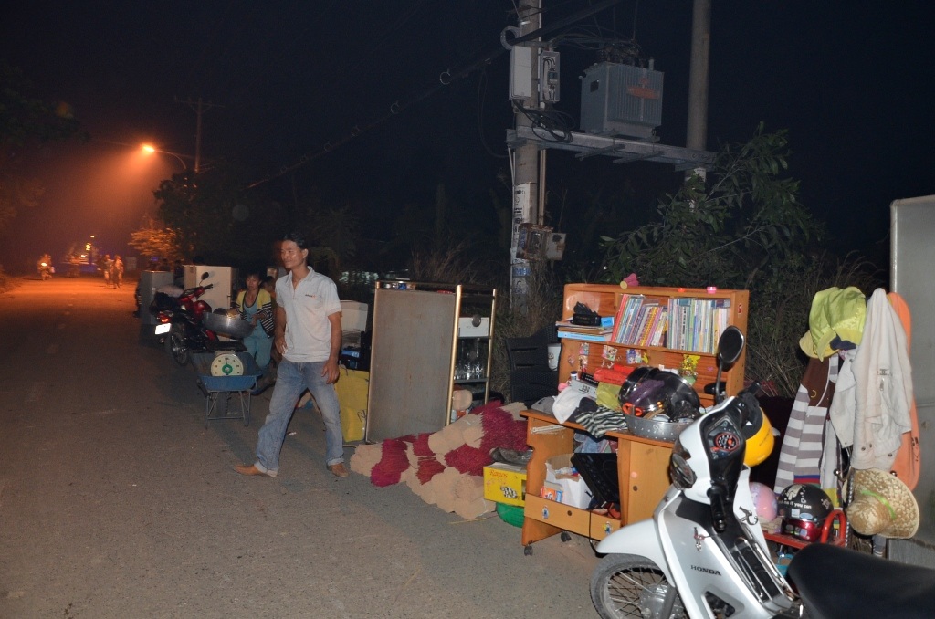Người dân di tản tài sản của mình ra phía đường Mai Bá Hương.