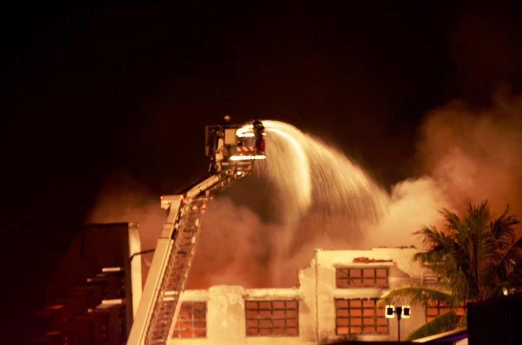 Xe cứu hỏa phun nước từ trên cao xuống