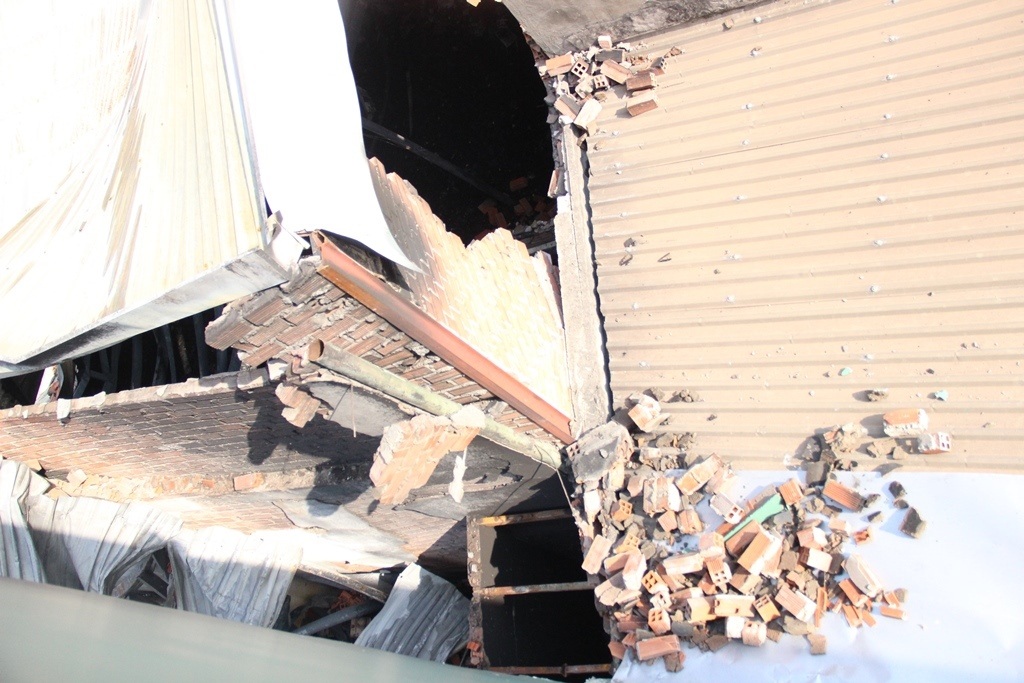 Tường nhà dân lân cận cũng bị hư hỏng sau vụ cháy