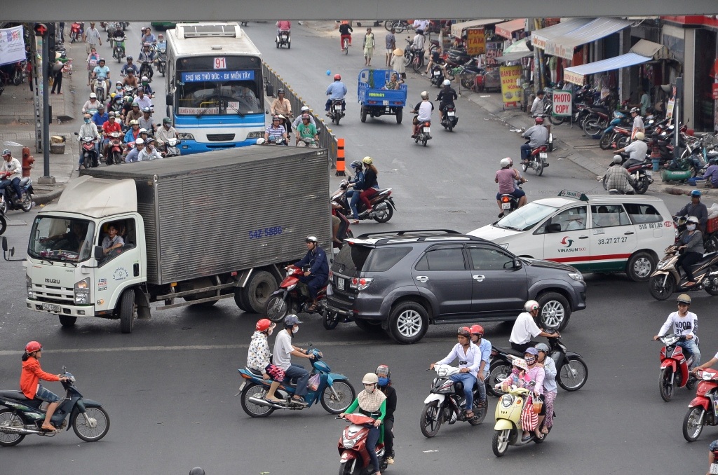 Nguyên nhân là xe ô tô vượt, chuyển hướng sai qui định, chạy quá tốc độ…