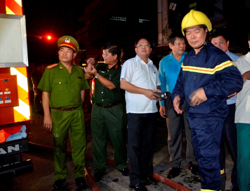 Tiếp cận sát đám cháy