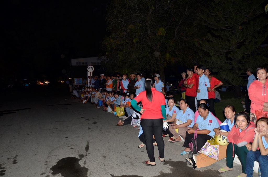 Công nhân và người dân tập trung bên ngoài công ty để theo dõi vụ cháy.