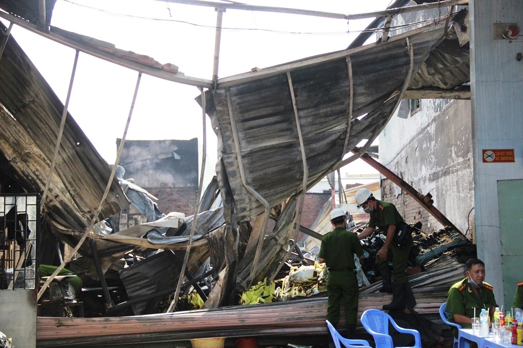 Cả nhà xưởng chỉ còn lại đống tro tàn