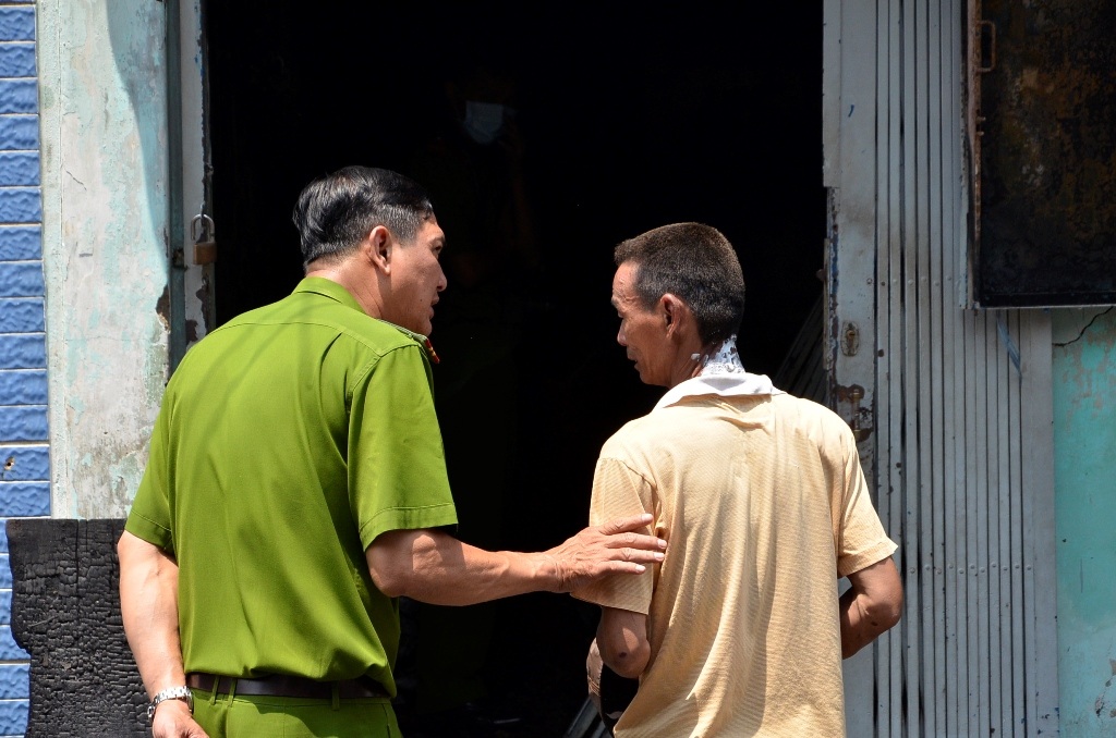 Chủ nhà đau đớn khi không cứu được con.