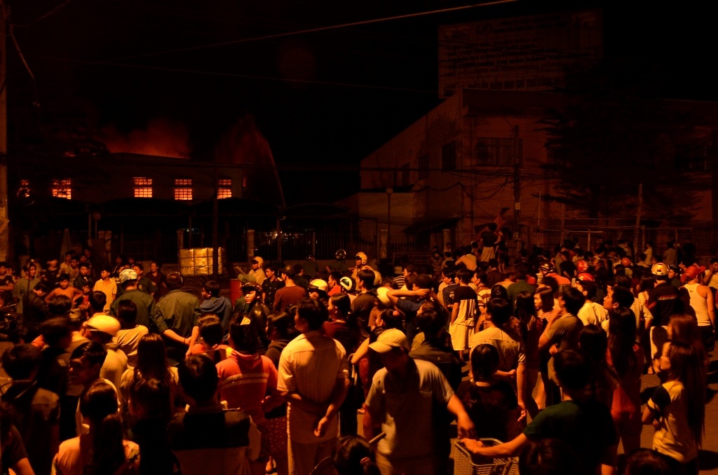 Công nhân và người dân tập trung bên ngoài công ty để theo dõi vụ cháy.