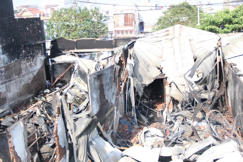 Cả nhà xưởng chỉ còn lại đống tro tàn