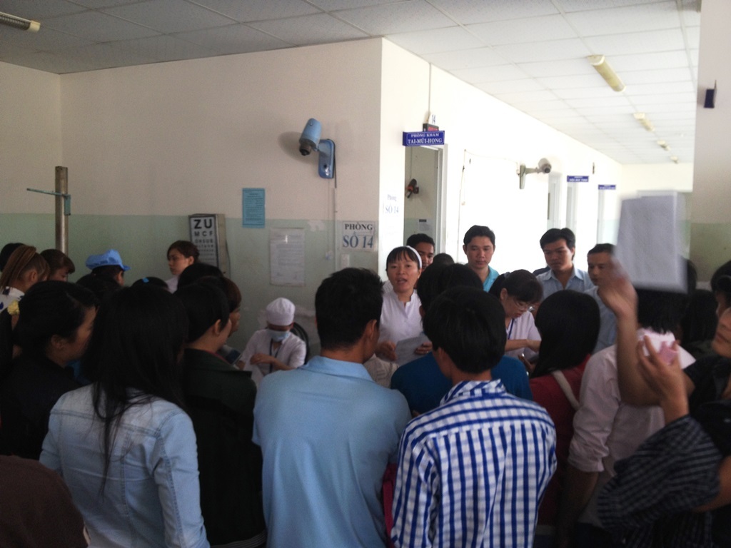 Người dân vây kín chờ nhân viên y tế trả kết quả