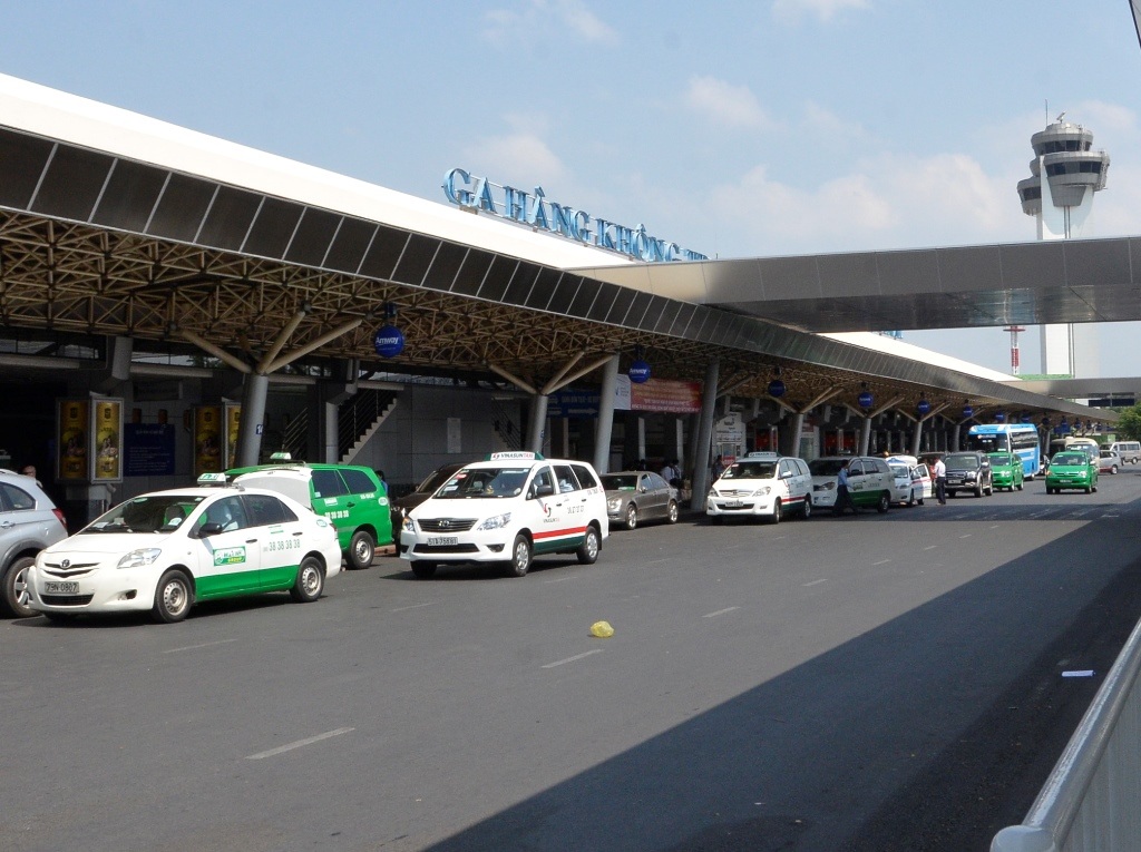 Nhiều hãng taxi từ chối vận chuyển khách trong sân bay quốc tế Tân Sơn Nhất