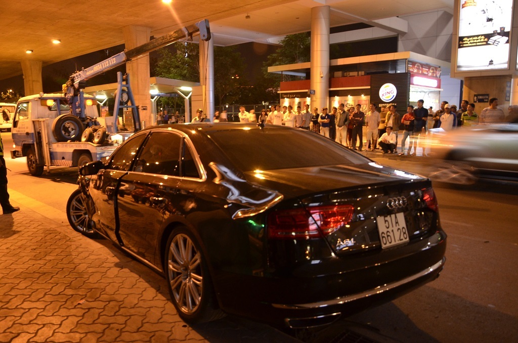 Hiện trường xe đón Hồ Ngọc Hà gây tai nạn ở sân bay Tân Sơn Nhất