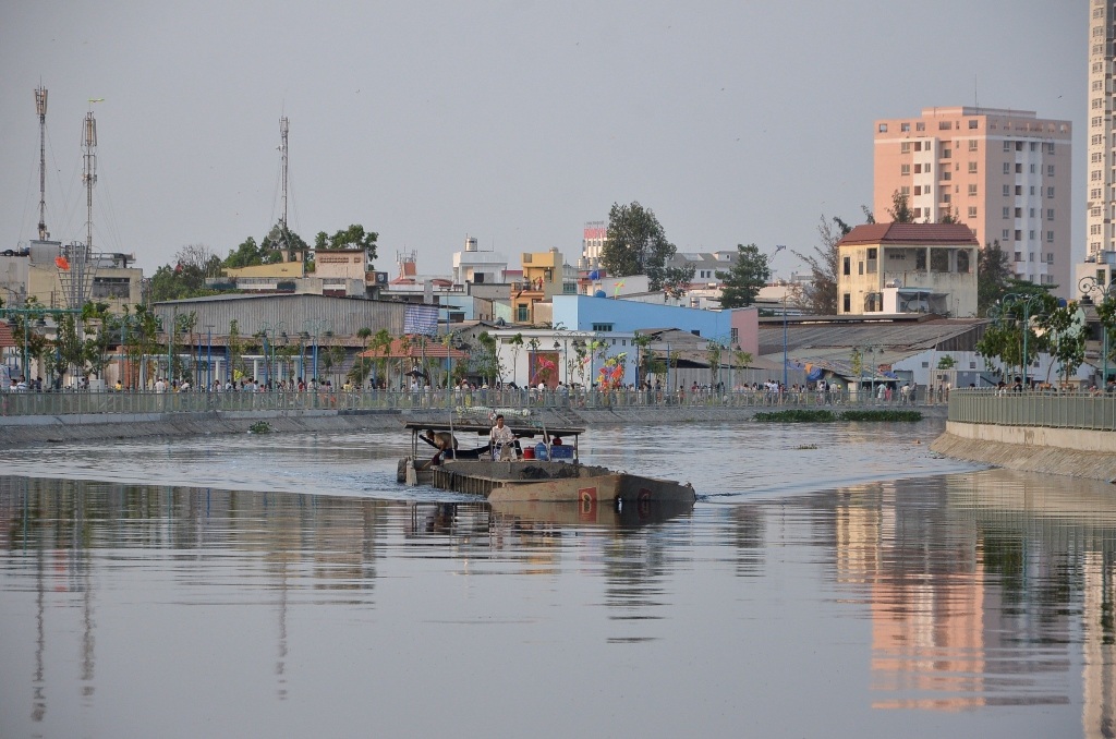 Mỗi khi thủy triều lên, tàu thuyền có thể ra vào dòng kênh này một cách dễ dàng