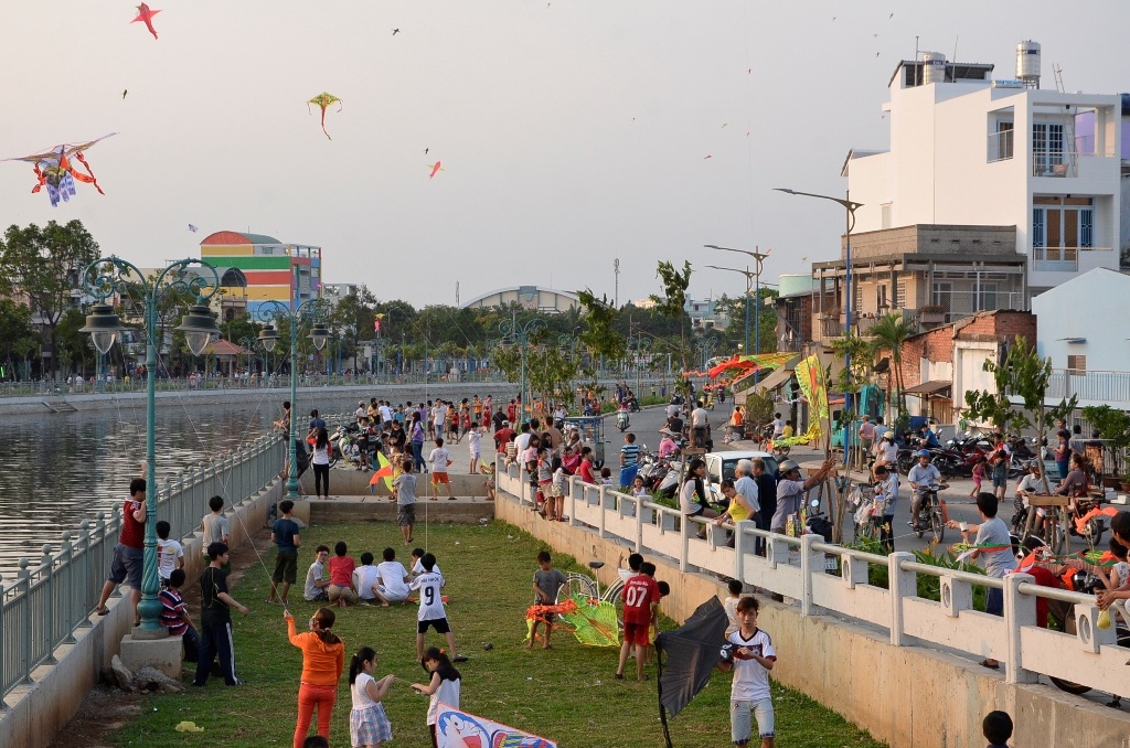 Rất đông người dân tập trung thả diều dọc tuyến kênh mới hồi sinh