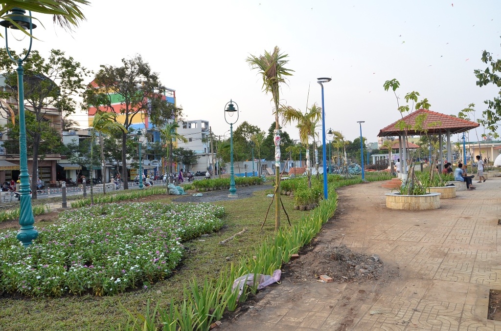 Dọc tuyến kênh này có nhiều công viên, cây xanh (trong ảnh một phần công viên Phạm Văn Chí)