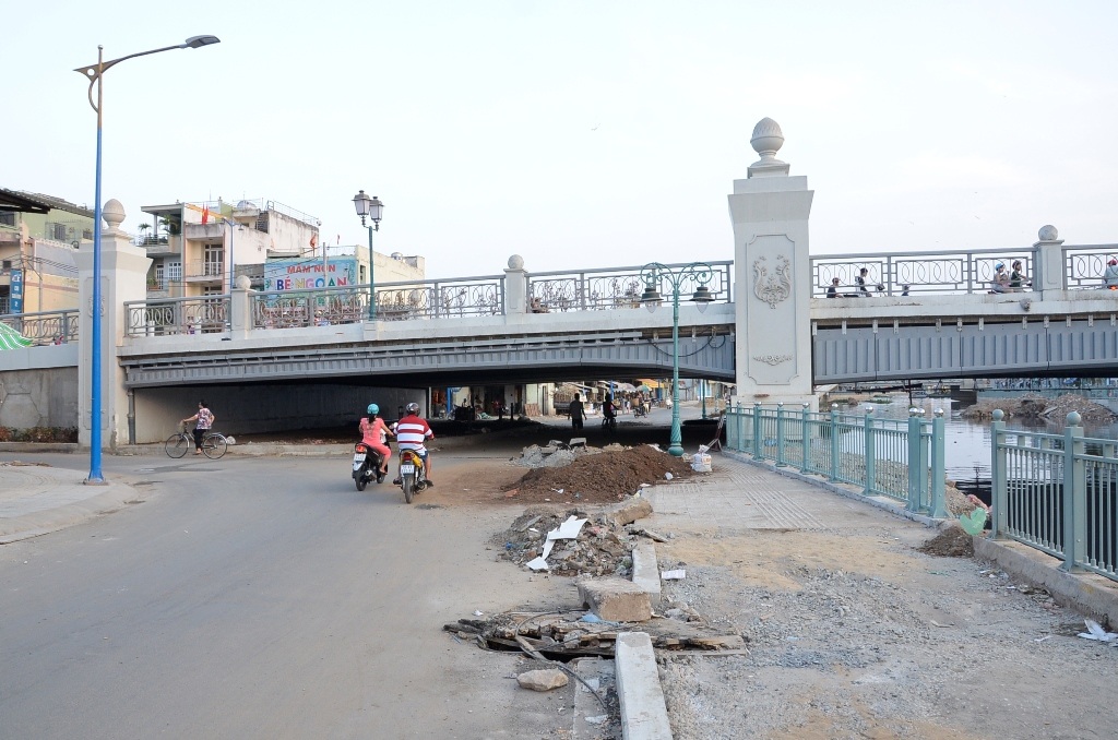 Một cây cầu soi bóng dưới dòng kênh Tân Hóa - Lò Gốm hôm nay