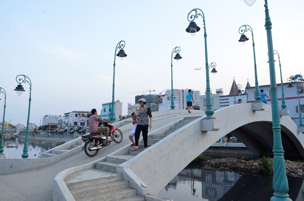Những cây cầu bắc ngang qua kênh, người đi bộ và xe đều có thể lưu thông