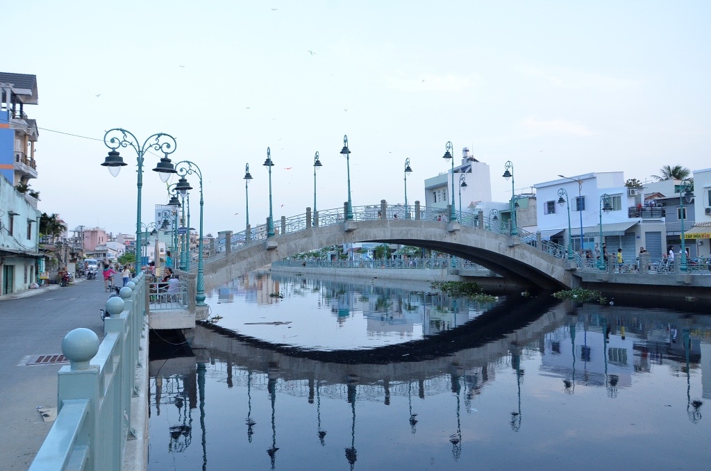Một cây cầu soi bóng dưới dòng kênh Tân Hóa - Lò Gốm hôm nay