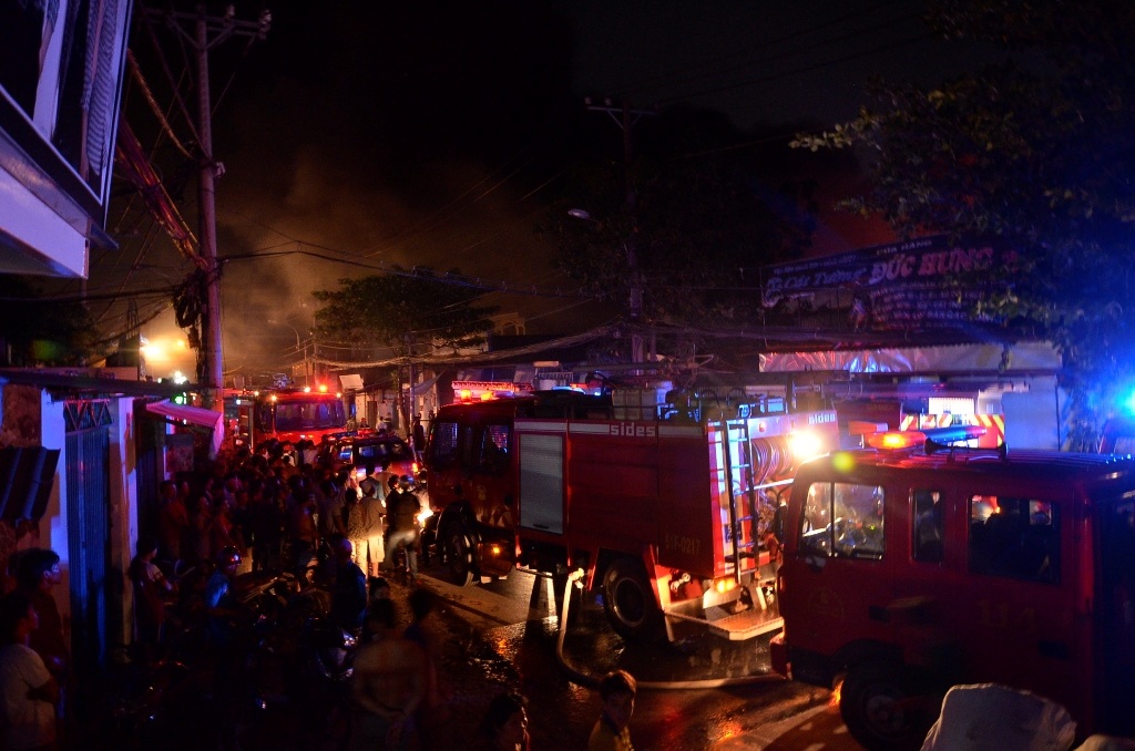 Cả trăm người tập trung theo dõi vụ cháy