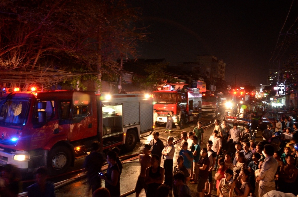 Cả trăm người tập trung theo dõi vụ cháy