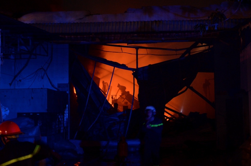 Lính cứu hỏa vẫn đang dập lửa