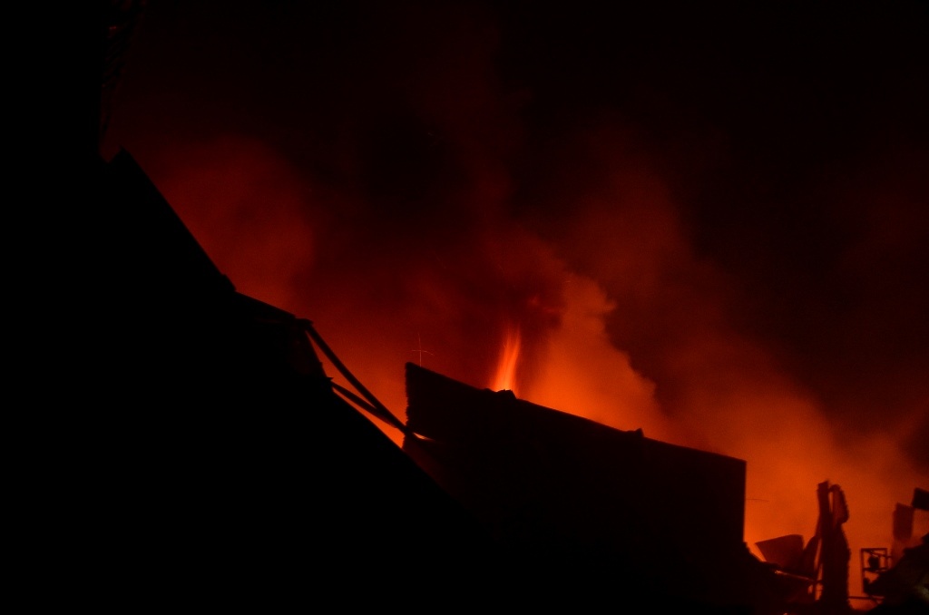 Khu nhà xưởng rộng 1.000 m2 đổ sập sau vụ cháy