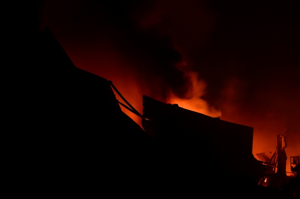 Biển lửa bao trùm nhà xưởng