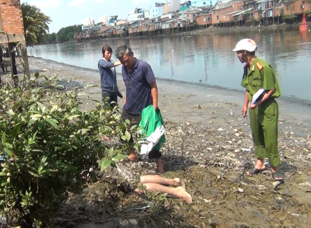 Phát hiện thi thể thanh niên lẫn trong bùn dọc bờ kênh - 1 Thi thể nạn nhân được phát hiện dọc bờ kênh Đôi