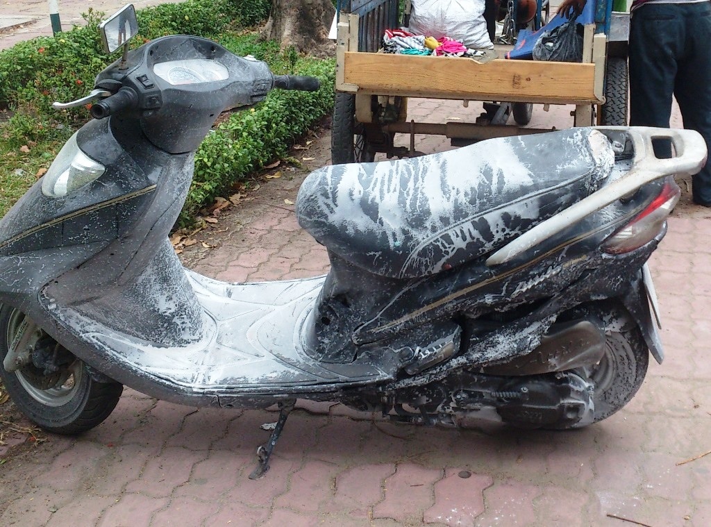Xe Attila bất ngờ bốc cháy khi đang lưu thông trên đường - 1 Chiếc xe Attila bất ngờ bốc cháy khi đang chạy.