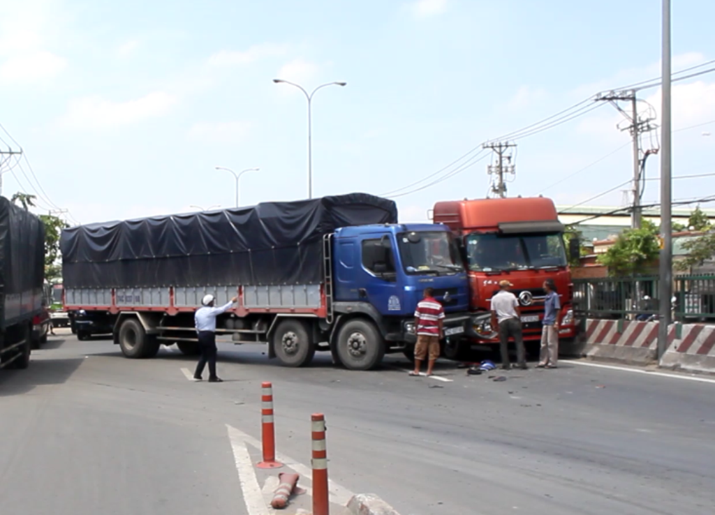 2 xe tải va chạm, quốc lộ 1A ùn tắc gần 3 giờ - 1 Sau cú va chạm, 2 xe tải nằm chắn hết 2 làn đường dành cho xe ô tô