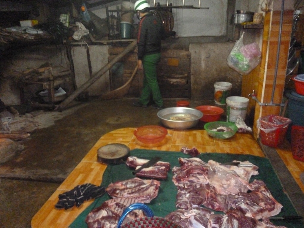 Đoàn kiểm tra bắt quả tang ông Học giết mổ heo lậu ngay trên nền nhà