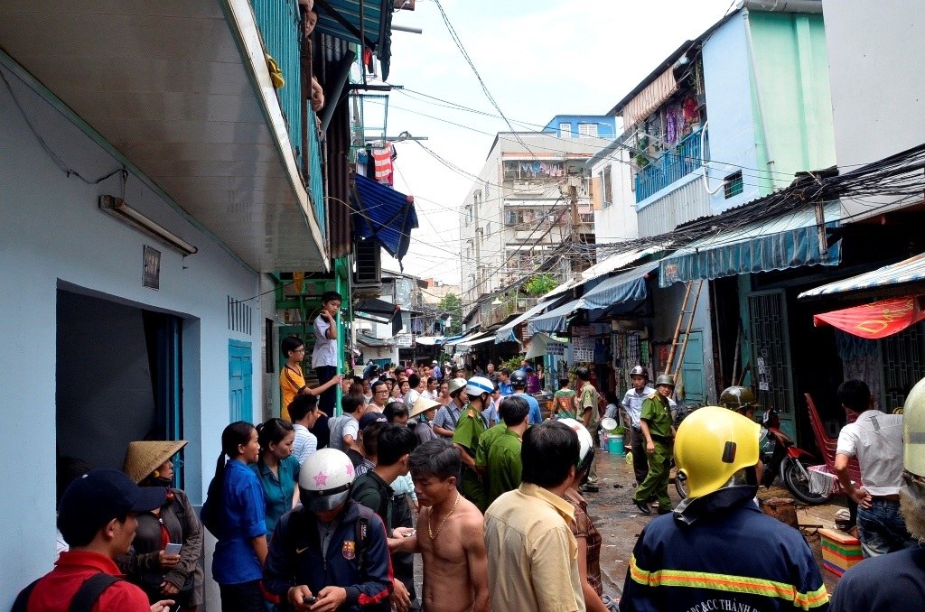 Vụ cháy trong khu dân cư đường sắt khiến cả khu phố hốt hoảng