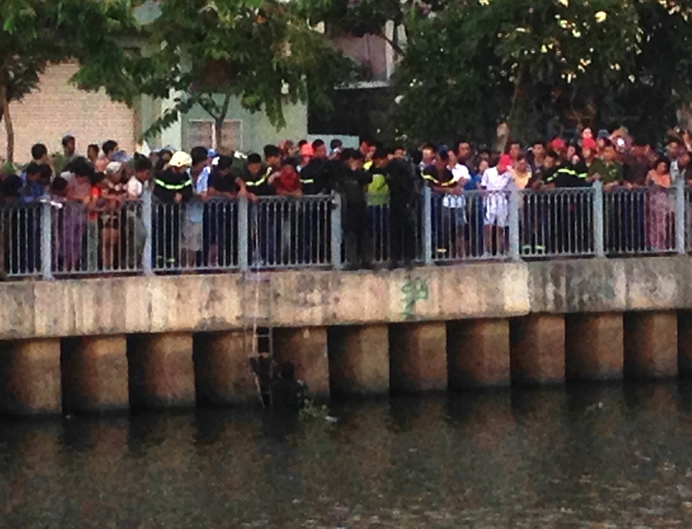 Lực lượng cứu hộ đang triển khai đội hình để tìm kiếm