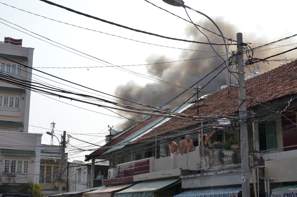 Khói bao trùm khu nhà phía sau