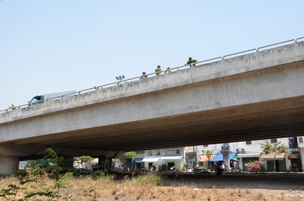 Hiện trường nghi can cướp giật nhảy trên cầu Bình Lợi xuống đất bị thương