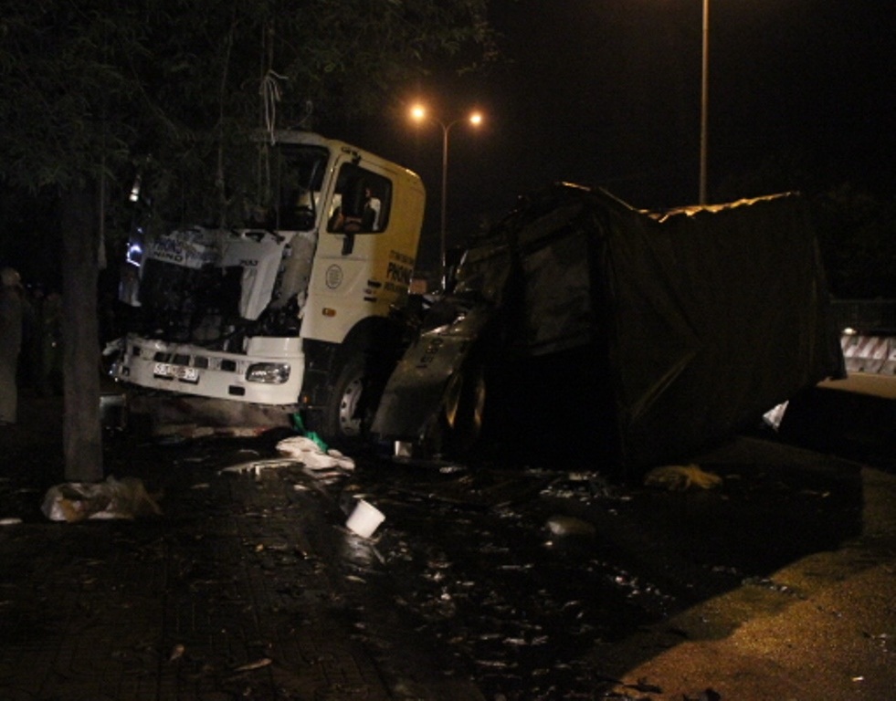 Chiếc xe tải bị lật ngang giữa đường