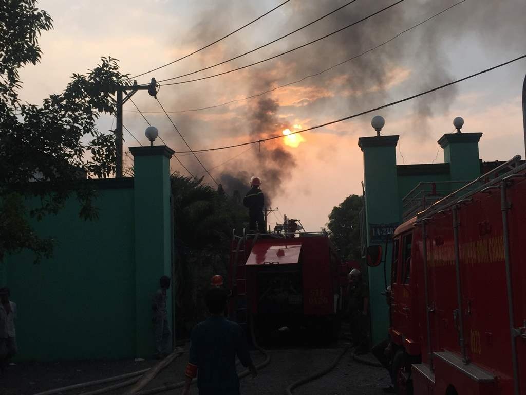 Các lực lượng cứu hỏa chi viện đã có mặt để dập lửa