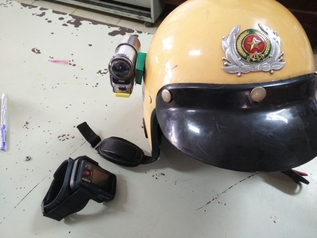 “Mắt thần” trên mũ CSGT bắt lỗi vi phạm như thế nào? - 1 Loại camera được gắn trên MBH của Cảnh sát giao thông